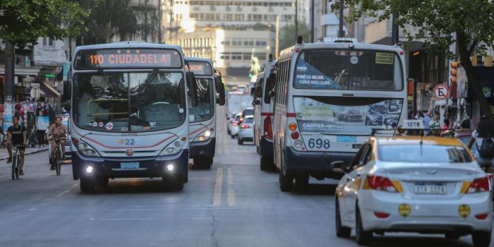 Ómnibus de transporte urbano circulan por Montevideo