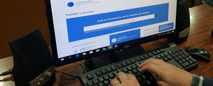 Trámite en línea Persona haciendo un trámite en la computadora.