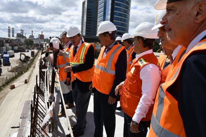 Autoridades observan el puerto desde el viaducto portuario