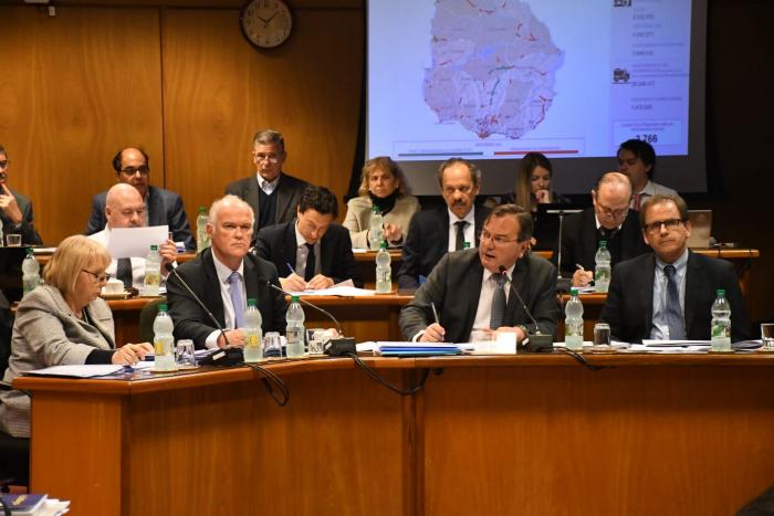 Ministro Falero y su equipo en el Parlamento Ministro Falero y su equipo en el Parlamento