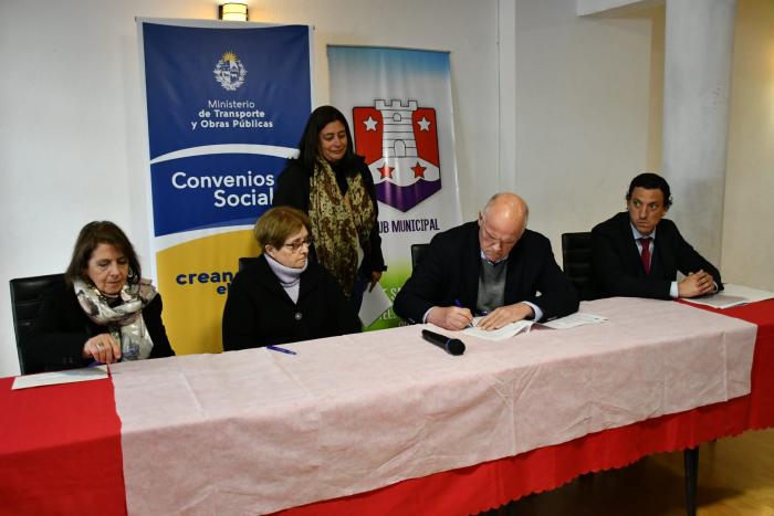 Olaizola firmando convenio social Club Municipal Montevideo