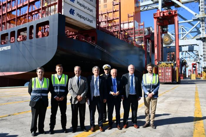 Autoridades recibiendo el navío en el Puerto de Montevideo