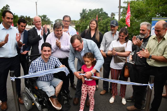 Corte simbólico de cinta que inaugura las obras