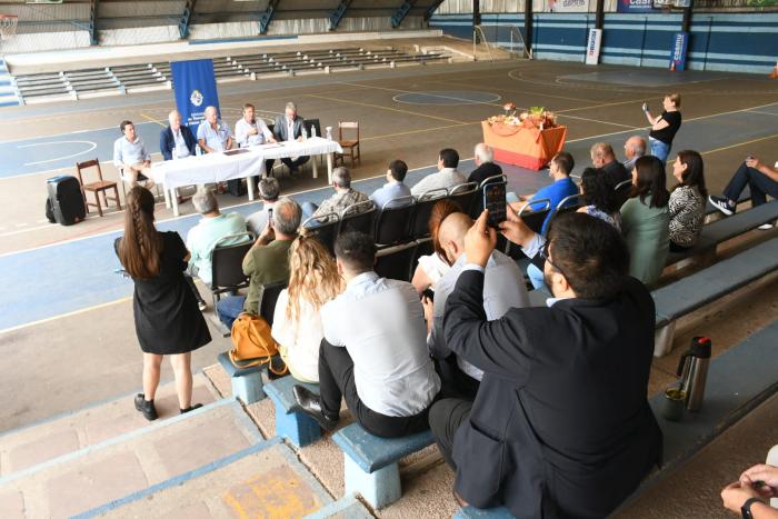 Autoridades firmando el convenio en el Club Atlético Marne