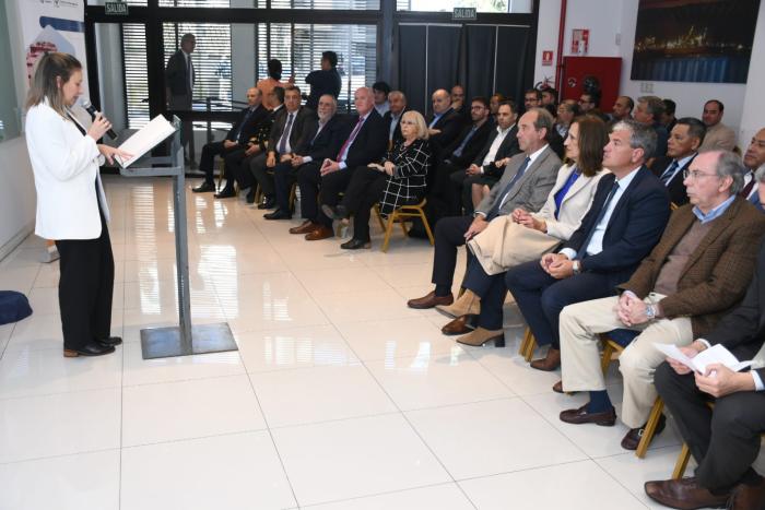 Entrega de diplomas a participantes del curso Gestión Moderna de Puertos en Uruguay