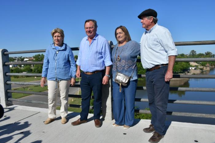 Ministro Falero e Intendentes de Soriano y Río Negro recorriendo puente Líber Seregnií