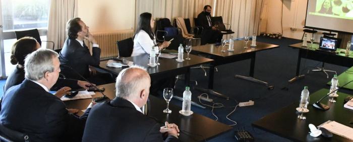 Jerarcas del Ministerio en conferencia con funcionarios de la emrpesa noruega Aker Biomarine