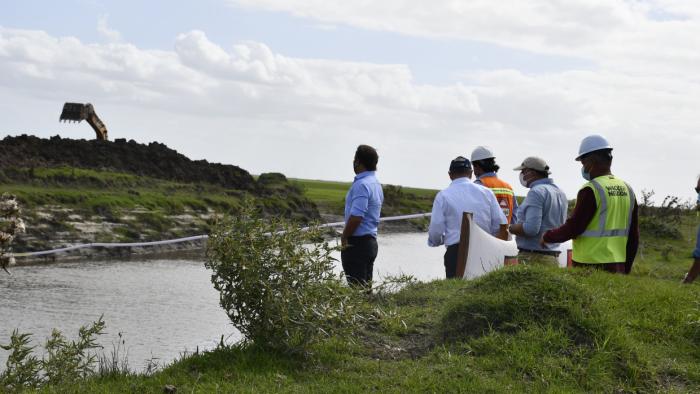 Presidente Luis Lacalle Pou observa trabajos sobre canal 2, en bañados de Rocha