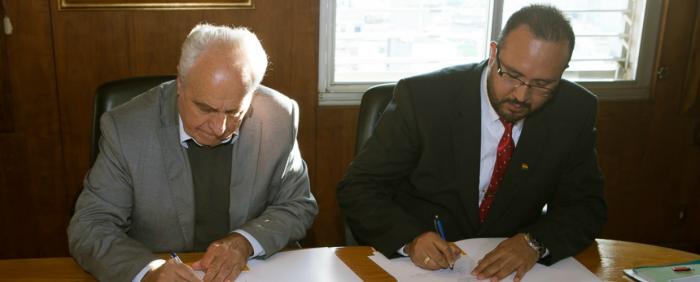 El ministro Rossi y Milton Claros firman convenio