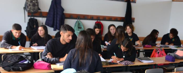 Estudiantes en un salón de clases