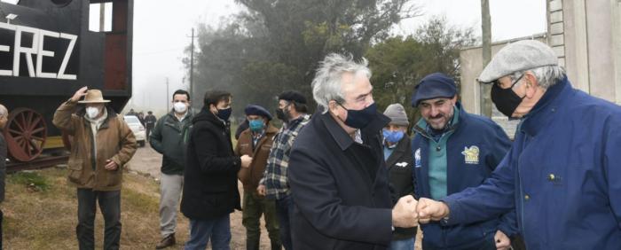 Heber saludando vecinos de Nico Pérez y Batlle y Ordoñez