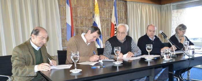 Autoridades del MTOP firmando convenios con el Club Social y Deportivo Urupan de la ciudad de Pando