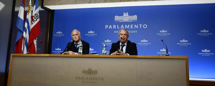 Ministro y Subsecretario en conferencia de prensa en Presidencia