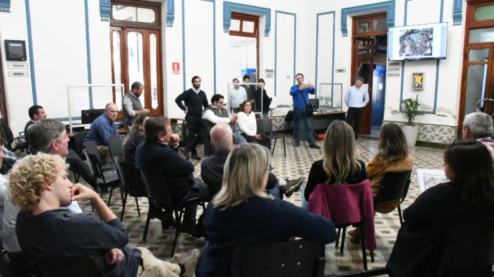 Ministro, autoridades locales y vecinos observan presentación de técnico del Ministerio