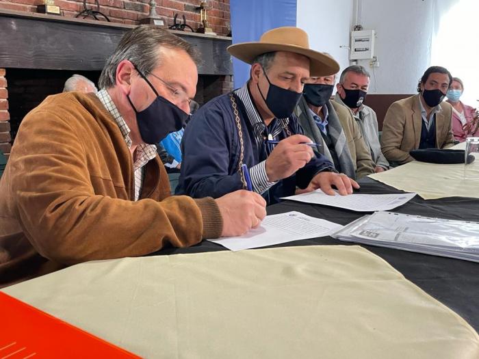 Ministro Falero firmando convenio social con Sociedad Los Coronillas
