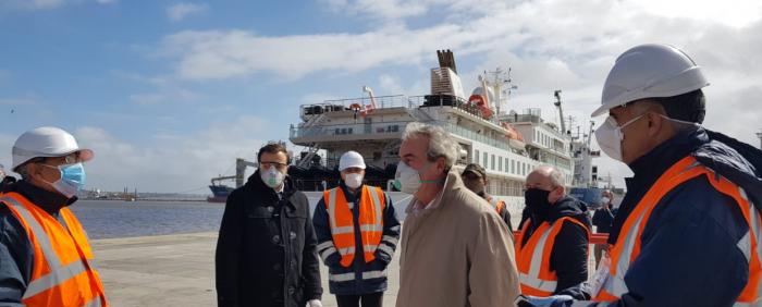 El ministro Luis Alberto Heber en el operativo humanitario Greg Mortimer