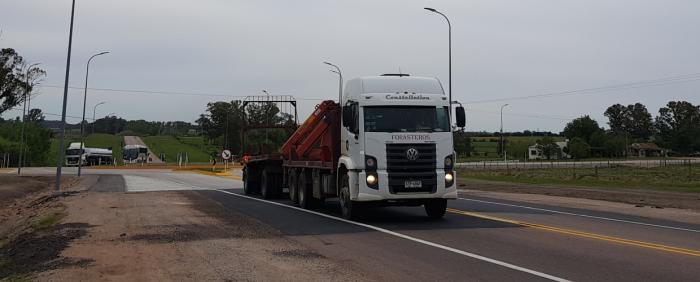 Camión circulando por ruta