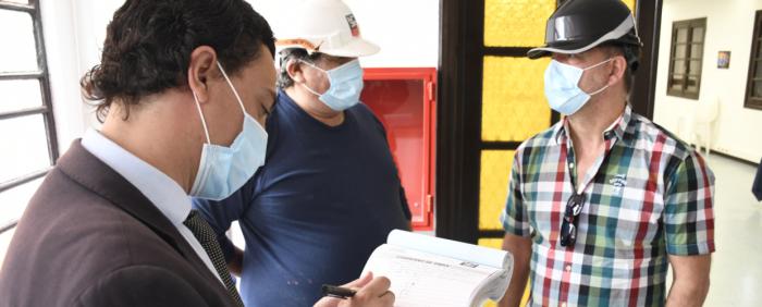 El Director de Arquitectura, Santiago Borsari observando el estado de las obras en INISA