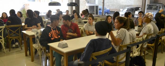 Estudiantes de liceo Estudiantes de liceo