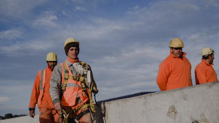 Obreros trabajan en construcción de puente