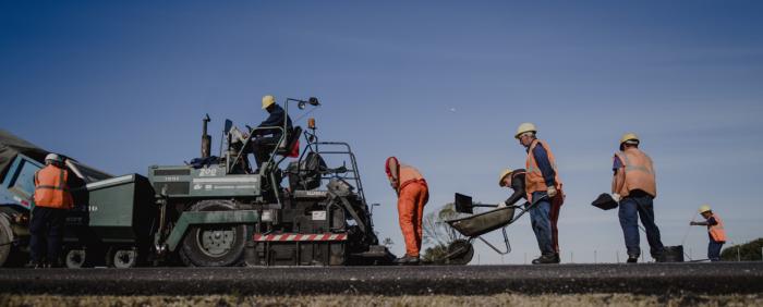 Obreros trabajando en ruta