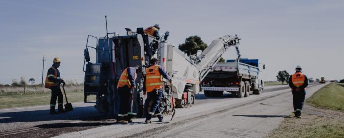 Obreros trabajando en rutas