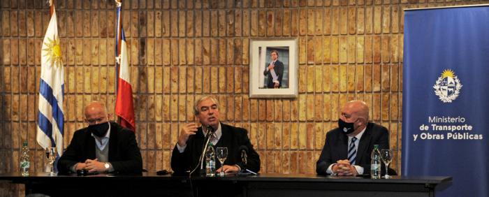Ministro, subsecretario y director de Transporte presentando en la sala de actos.. El ministro al centro, a su derecha el subsecretario y a su izquierda el Director de Transporte, presentando en la sala de actos.
