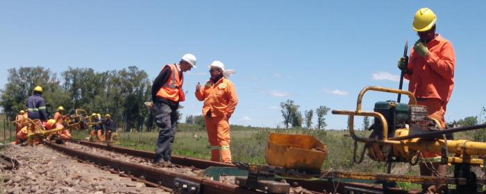 Obreros trabajando en vías férreas