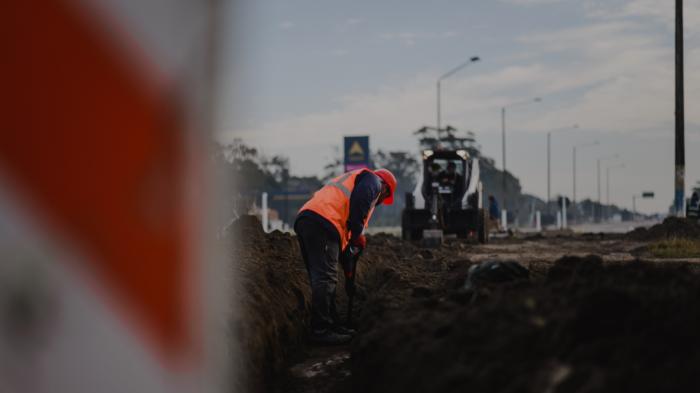 Obrero trabajando en ruta