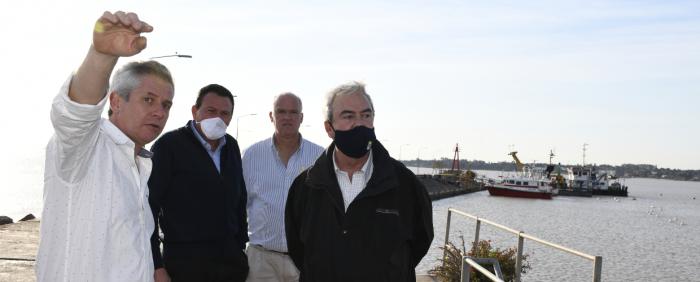 El ministro y el Presidente de ANP en el Puerto de Colonia