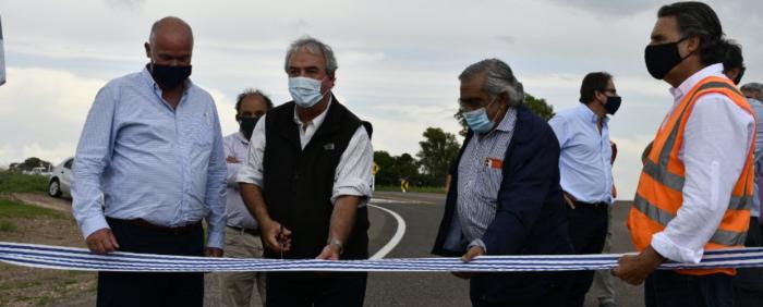 Inauguración de empalme de rutas Nº 4 y 20. Ministro Heber, subsecretario Olaizola e intendente Lafluf participan de corte de cinta