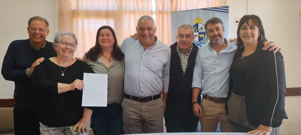 Firma de convenio social en Hogar de Ancianos Cebollatí
