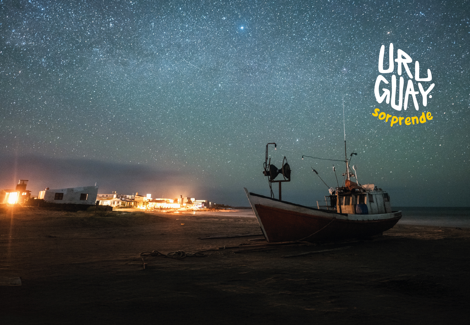 imagen en la playa del Cabo Polonio, Rocha, se muestra una lancha de pescador y el cielo estrellado
