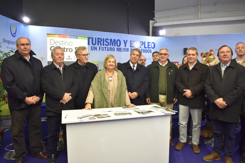 Kechichian durante su alocución junto a Carlos Fagetti, intendentes y directores de Turismo involucrados