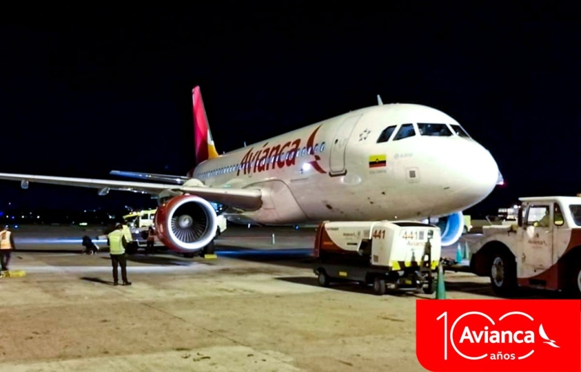 Avión de Avianca en la pista de aterrizaje