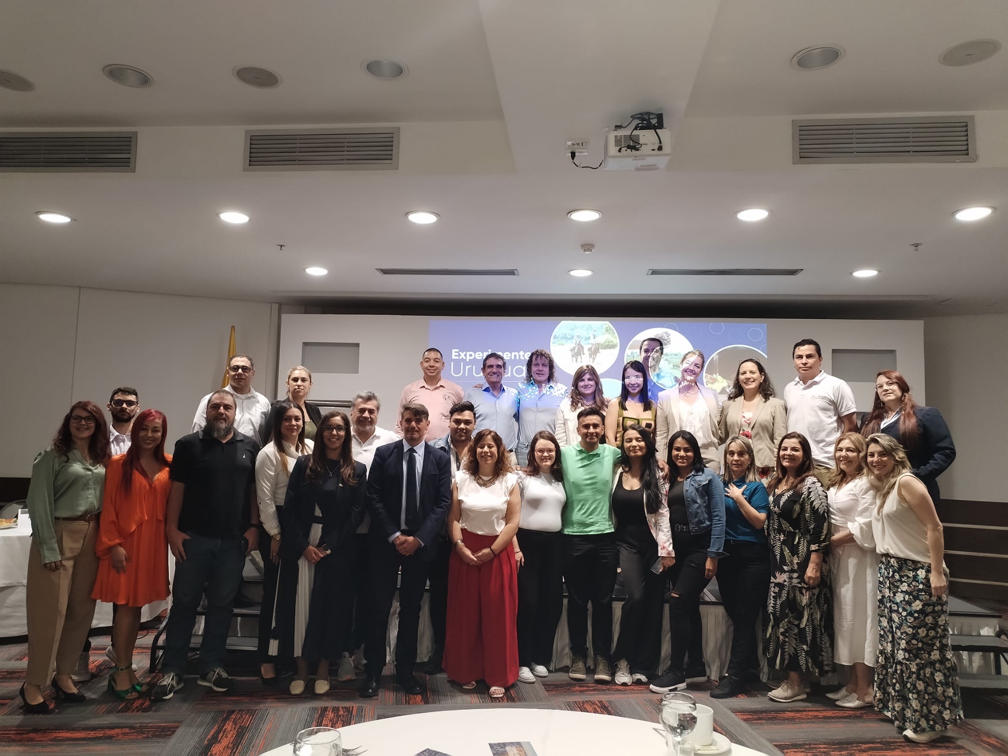 Se presentó “Experimente Uruguay” en Colombia