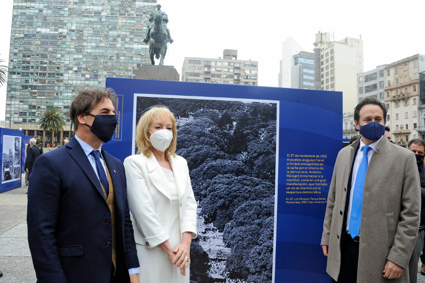 Exposición fotográfica "Homenaje a la democracia" en Plaza Independencia