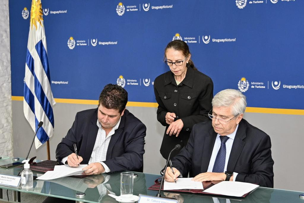 Firma del convenio marco entre MINTUR e INACOOP