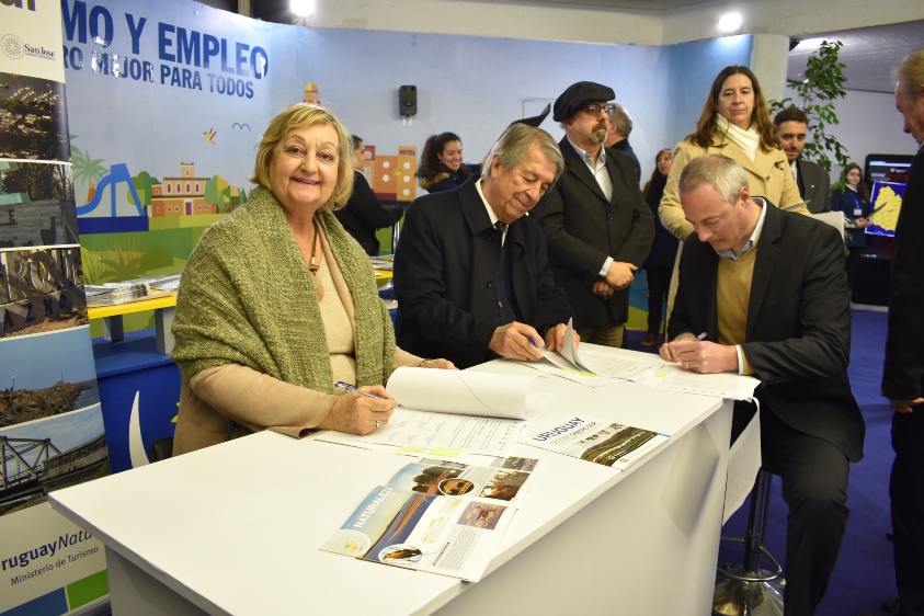 Kechichian firmando el acuerdo