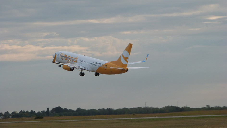 Flybondi retoma sus vuelos a Uruguay con cuatro frecuencias a Punta del Este