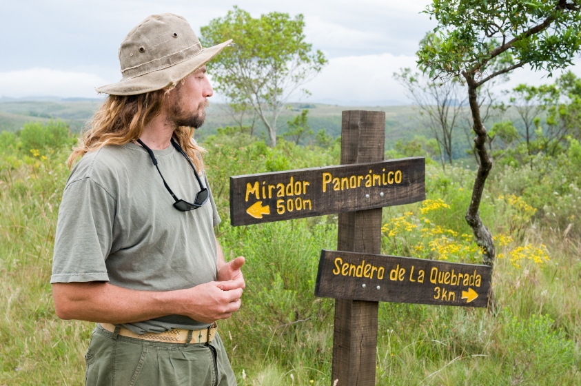 Guía turístico Guía turístico indicando el camino a la quebrada
