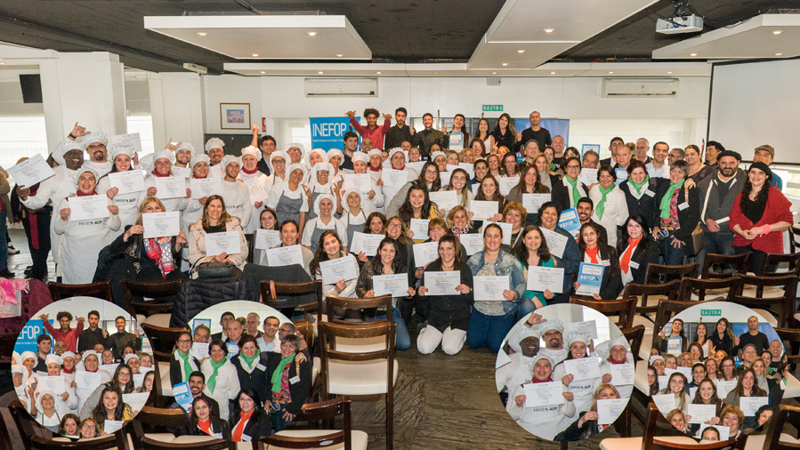 Los estudiantes con sus respectivos certificados junto a las autoridades de los organismos participantes.