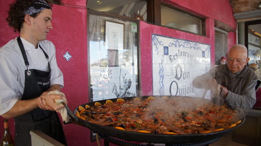 Chef Javier Piñeiro y su abuelo Don Carlos preparan paella en Restaurante Don Quijote de Piriápolis