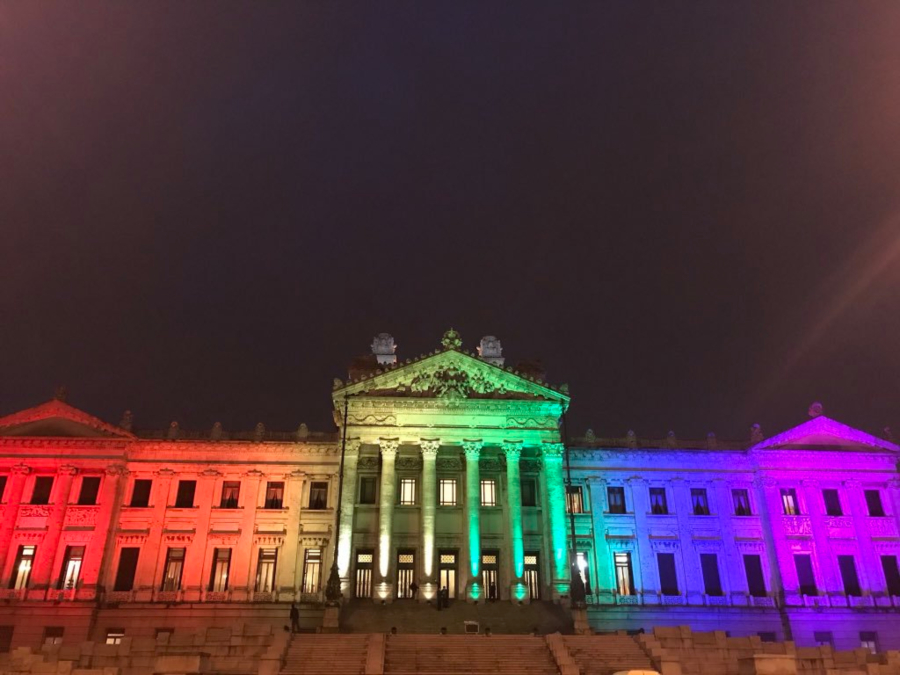 Palacio legislativo iluminado con los colores de la bandera LGBT