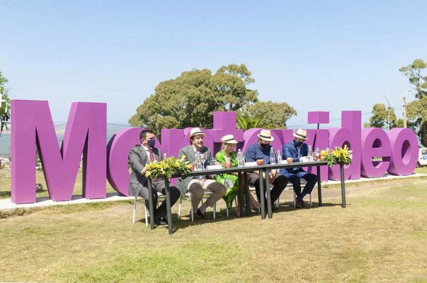 Lanzamiento de "Montevideo + Paseos", en las letras de Montevideo de la Fortaleza del Cerro