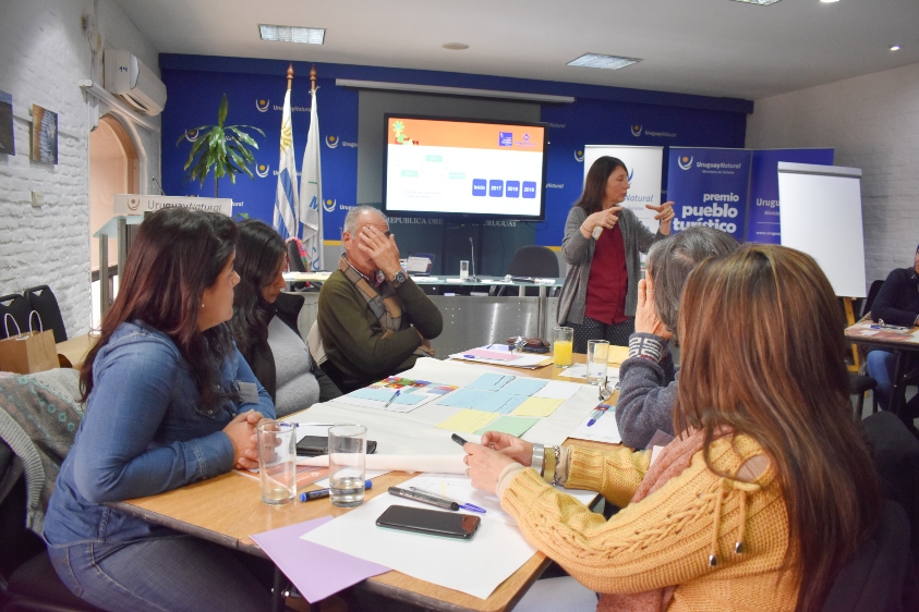 Teresa Russi exponiendo ante los miembros de los proyectos
