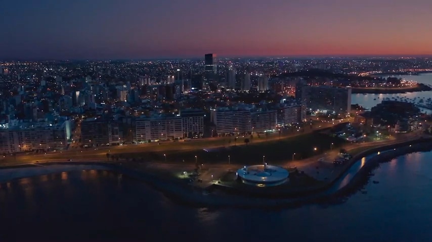 Vista aérea nocturna de Montevideo