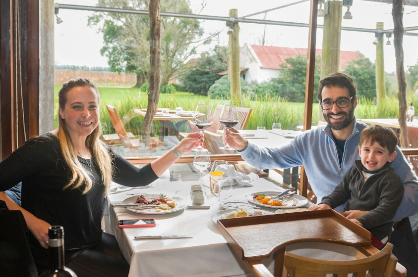 Familia almuerza en Bodega Bouza