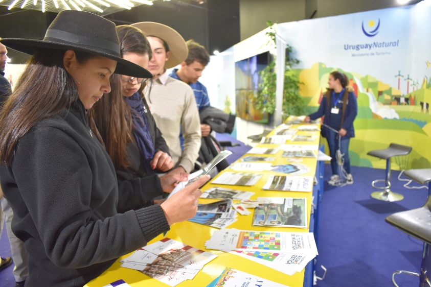 Publico visitante durante la recorrida por el stand de Uruguay Natural
