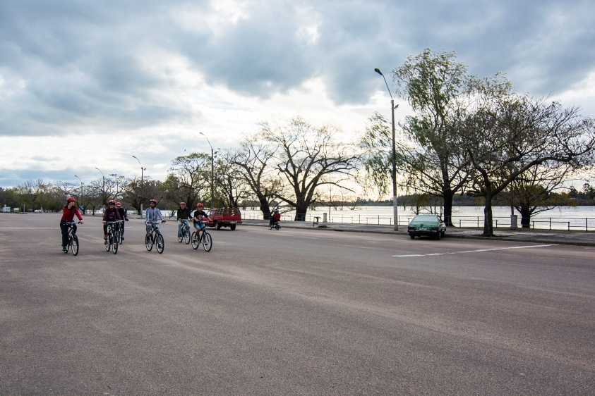 Rambla de Mercedes con ciclista recorriendo la ciudad